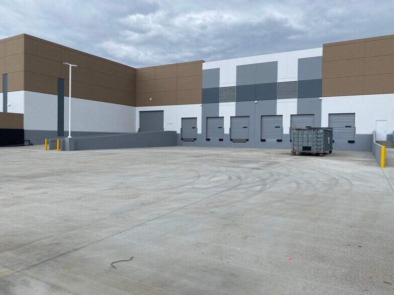 More Photos Of 900 Marlborough ave, Riverside Manufacturing For Lease