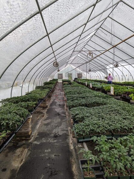 More Photos Of 2306 W Riverside Dr, Salem Specialty For Sale