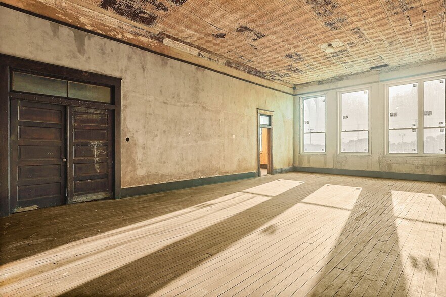 More Photos Of 125 S Waco St, Hillsboro Office For Sale
