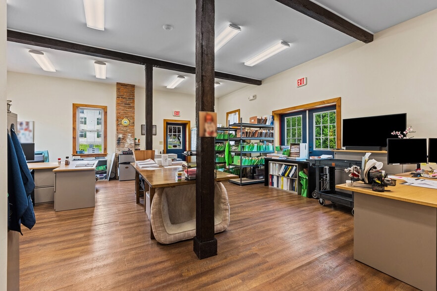 More Photos Of 501 Main St, Odessa Office For Sale