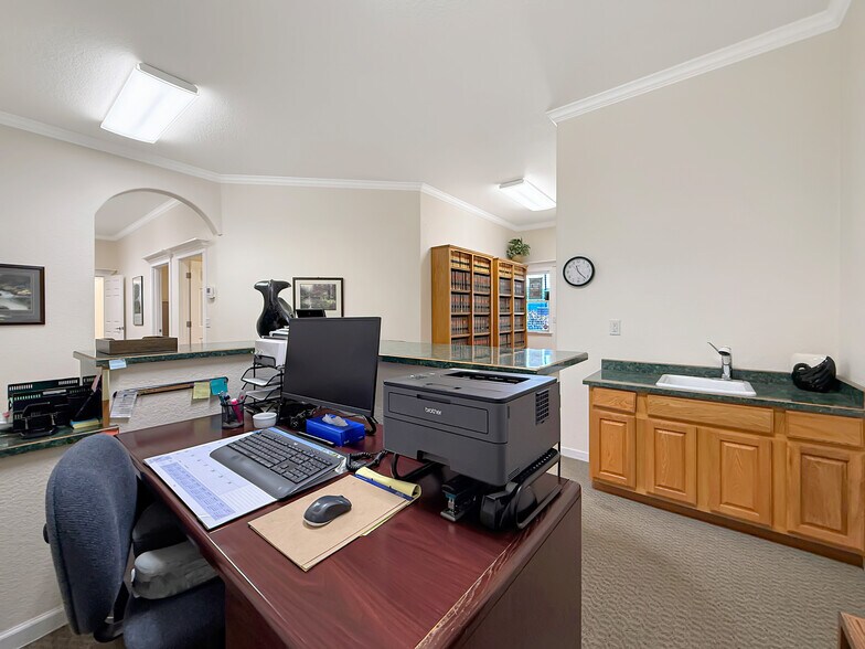 More Photos Of 624 Fleet St, Brookings Office For Sale