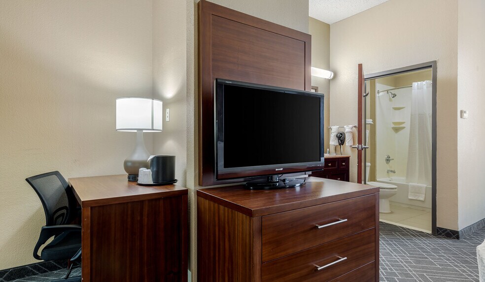 More Photos Of 810 Interstate 35 N, Waco Hotel For Sale