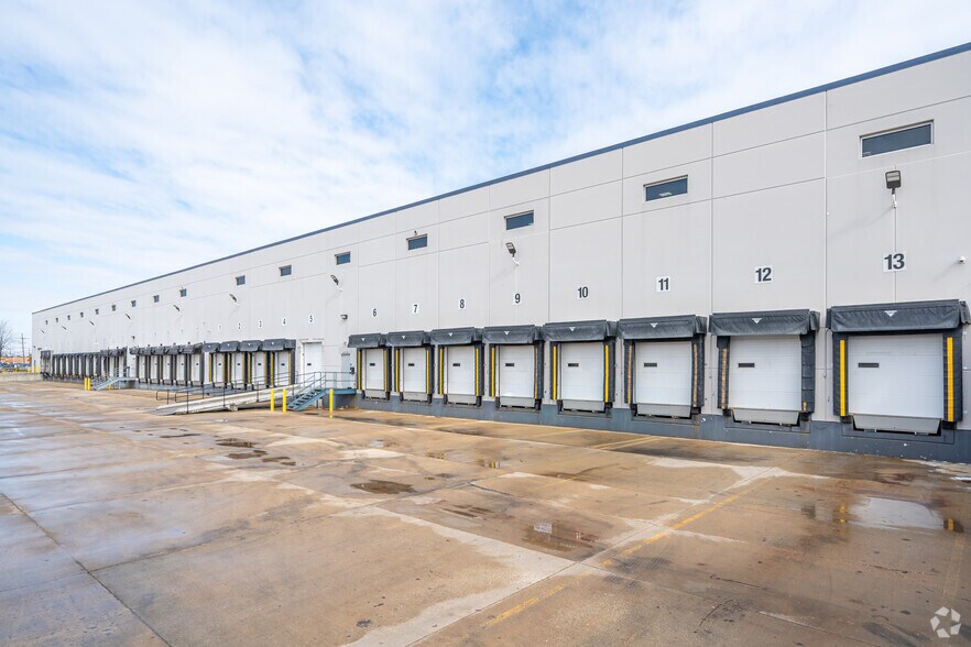 More Photos Of 11101 Franklin Ave, Franklin Park Distribution For Lease