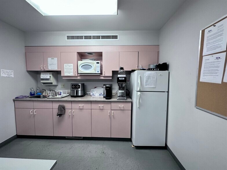 More Photos Of 347 Lake St, Sault Ste. Marie General Retail For Sale