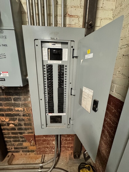 More Photos Of 585 E Thompson Blvd, Ventura Restaurant For Sale