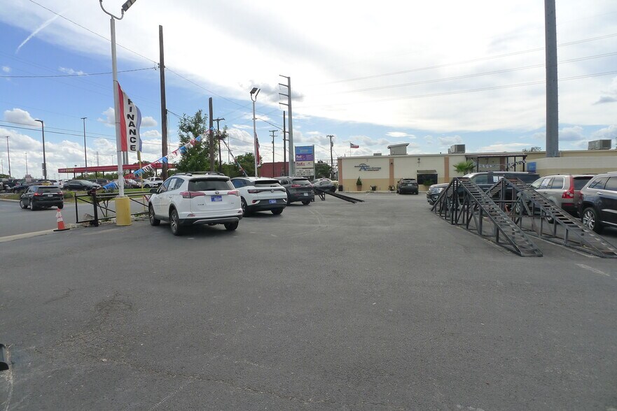 More Photos Of 318-337 W Olmos Dr, San Antonio Freestanding For Sale