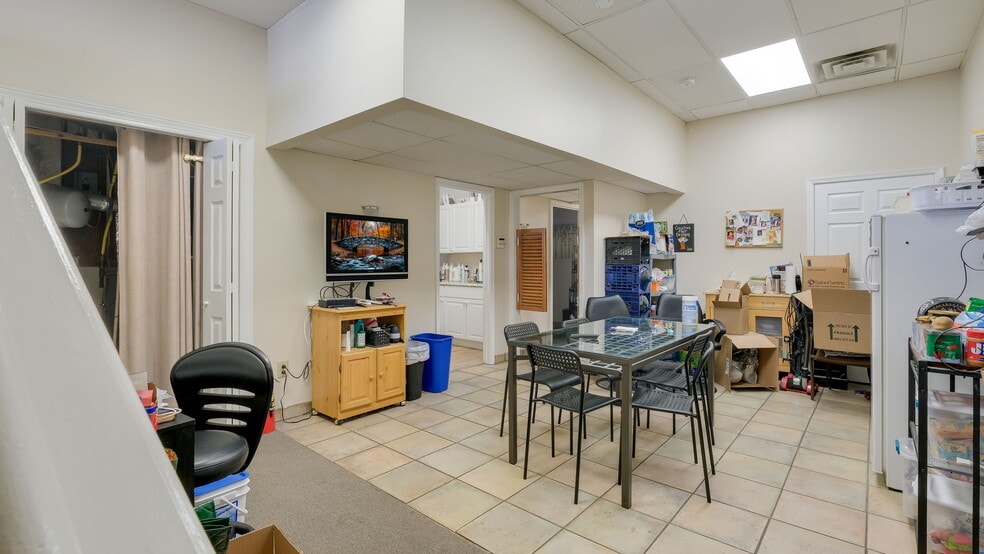 More Photos Of 42 S York Rd, Hatboro Storefront For Sale