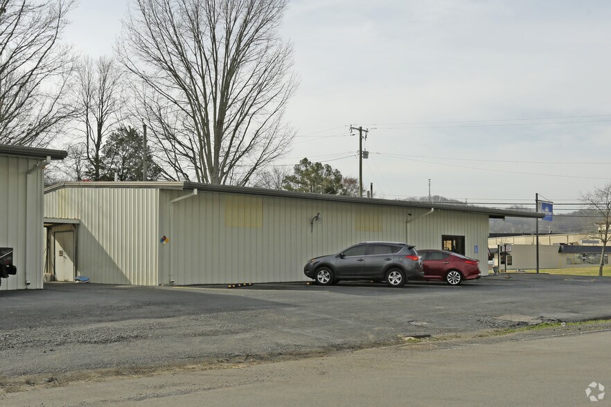 More Photos Of 7100 Regal, Knoxville Showroom For Sale