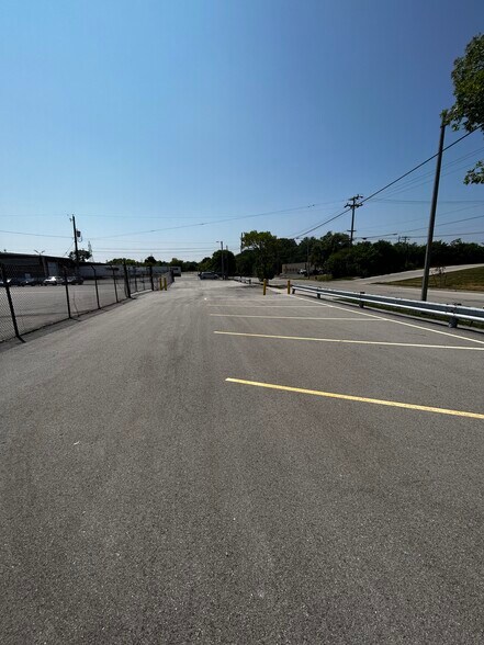 More Photos Of 819 W Carpenter Ave, Milwaukee Truck Terminal For Lease