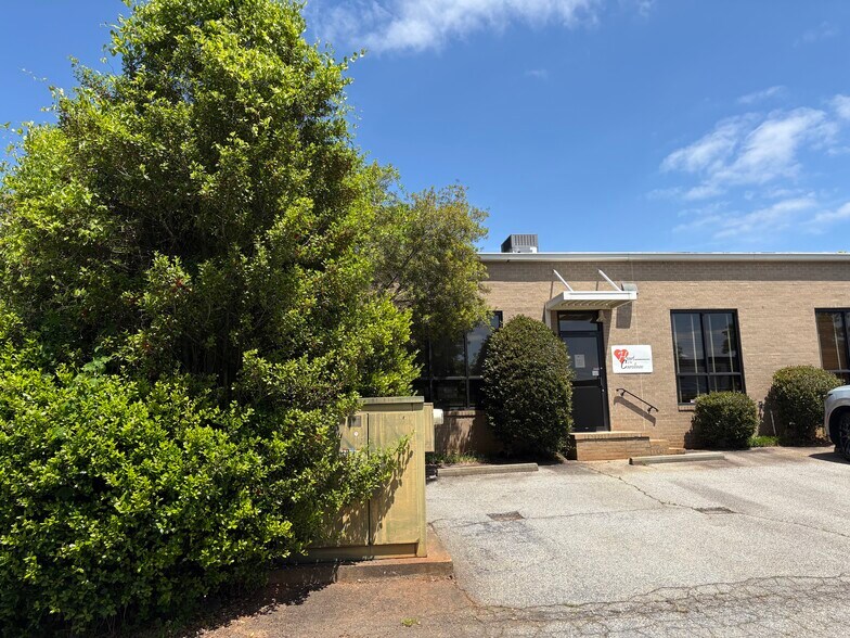 More Photos Of 121 Edinburgh Ct, Greenville Office For Sale