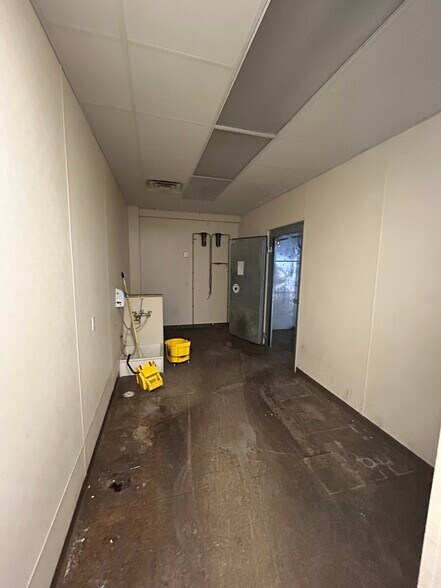 More Photos Of 424 W Main St, Cambridge Service Station For Sale