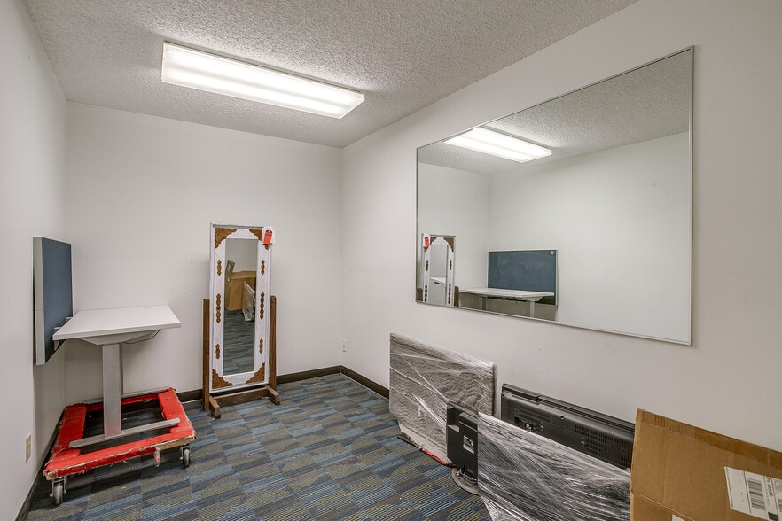 More Photos Of 1841 W Division St, Arlington Warehouse For Sale