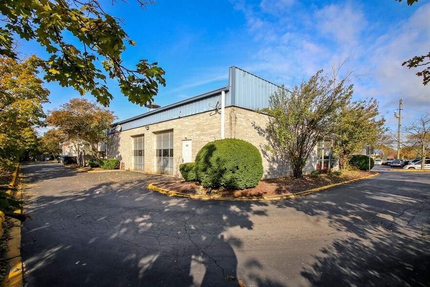 More Photos Of 1801-1811 W Wise Rd, Schaumburg Auto Repair For Sale