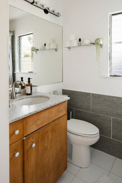 More Photos Of 608 Westminster Ave, Venice Apartments For Sale