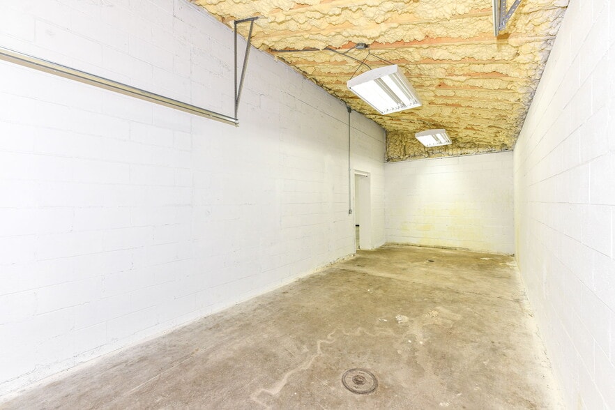 More Photos Of 3910 E 21st St, Indianapolis Auto Repair For Sale