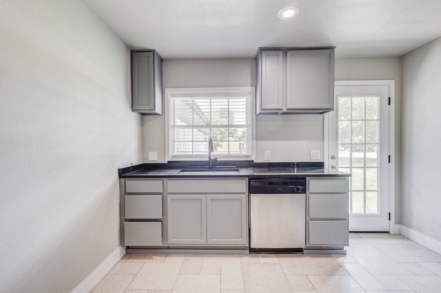 More Photos Of 4877 Sam Rayburn Hwy, Anna Office For Lease