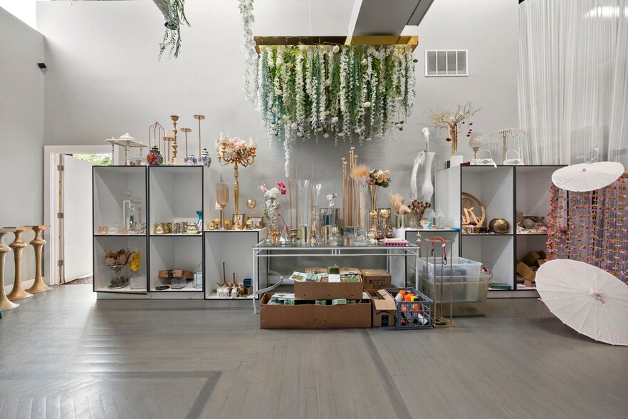 More Photos Of 8480-8486 Tyco Rd, Vienna Showroom For Lease