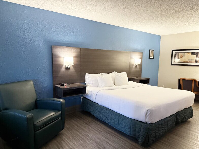 More Photos Of 11033 W Gateway Blvd, El Paso Hotel For Sale