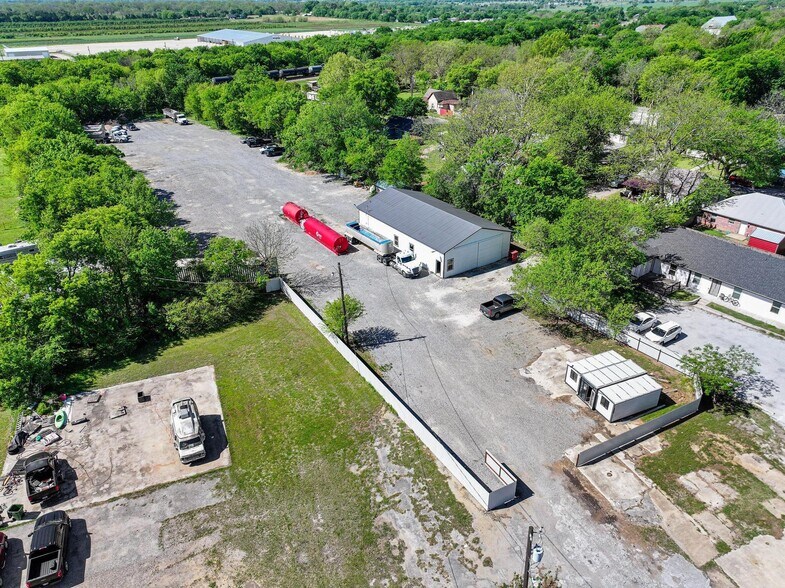 Primary Photo Of 816 E Main St, Whitesboro Warehouse For Lease