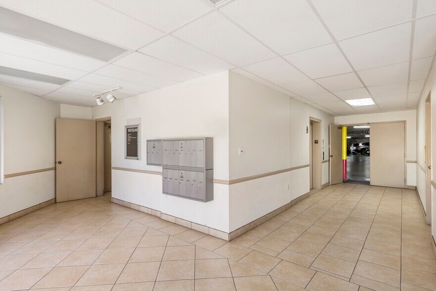 More Photos Of 14553 Delano St, Van Nuys Office For Lease
