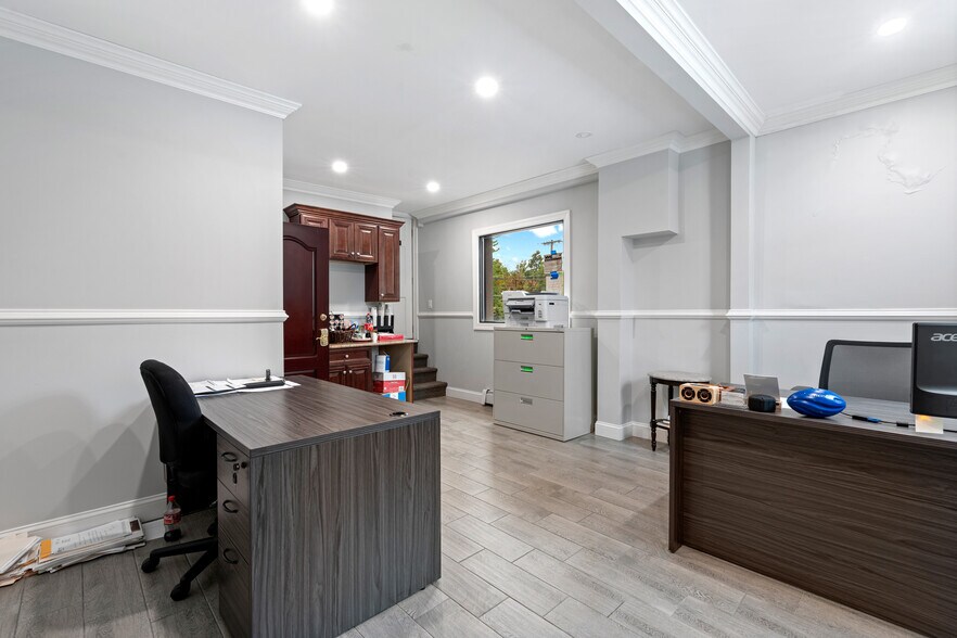 More Photos Of 6939 Amboy Rd, Staten Island Office For Lease