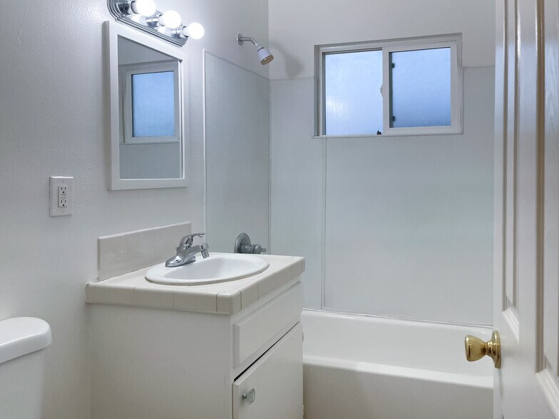 More Photos Of 44817 Redwood Ave, Lancaster Multifamily For Sale