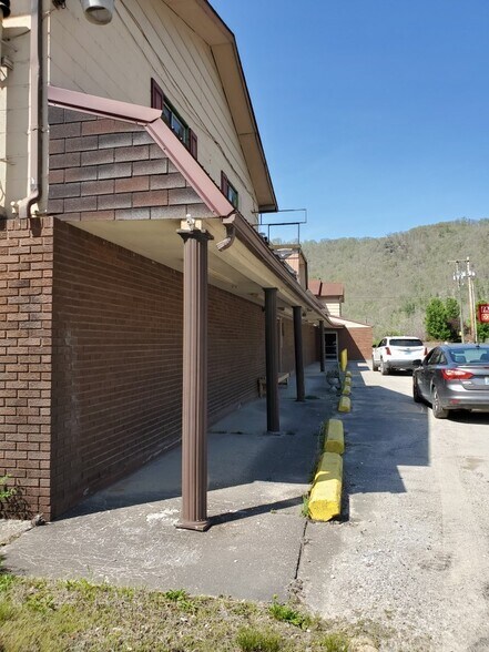 More Photos Of 8717 KY Highway 7, Viper Supermarket For Sale