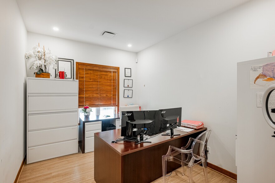 More Photos Of 675 Boul Samson, Laval Office For Sale