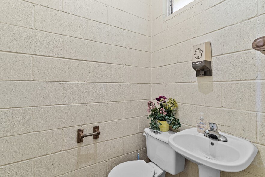 More Photos Of 3522 James B White Hwy, Whiteville Veterinarian Kennel For Sale