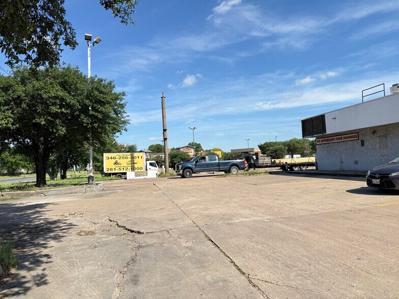 More Photos Of 8899 North Loop E, Houston Service Station For Sale