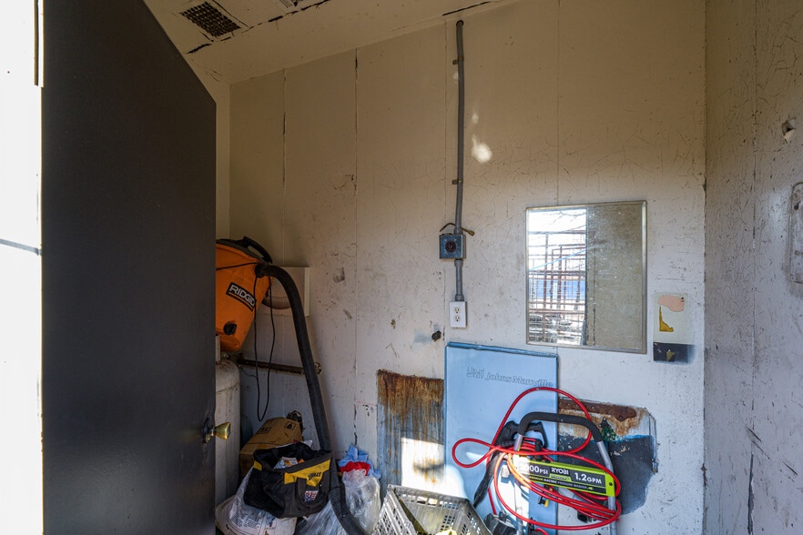 More Photos Of 1320 S Austin Ave, Denison General Retail For Sale