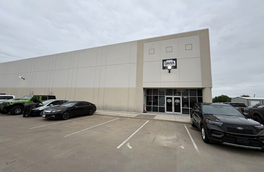 More Photos Of 800 Railhead Rd, Fort Worth Warehouse For Lease