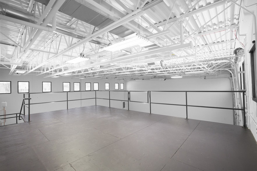More Photos Of 2300 Wisconsin Ave, Downers Grove Warehouse For Lease