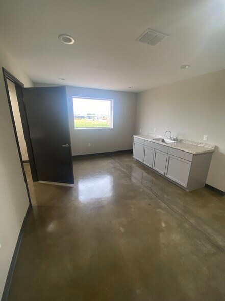 More Photos Of 9984 US Highway 87 W, La Vernia Warehouse For Lease