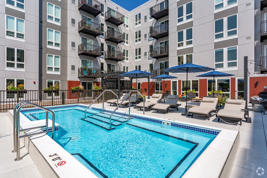 More Photos Of 1555 Ellinwood Ave, Des Plaines Apartments For Lease