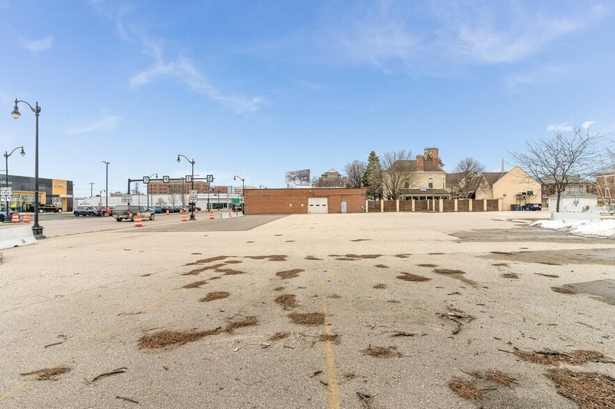 More Photos Of 529 4th St S, La Crosse Showroom For Sale