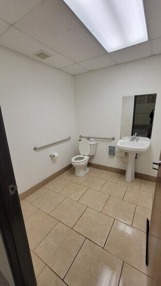 More Photos Of 3531-3547 MacDonnell Ave, Norman Warehouse For Lease