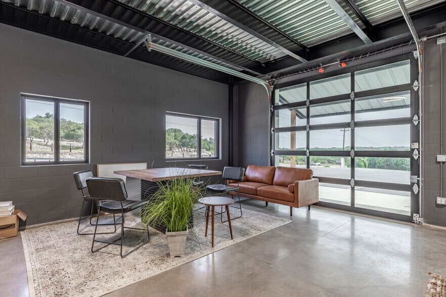 More Photos Of 529 SH 46 E, Boerne Showroom For Lease