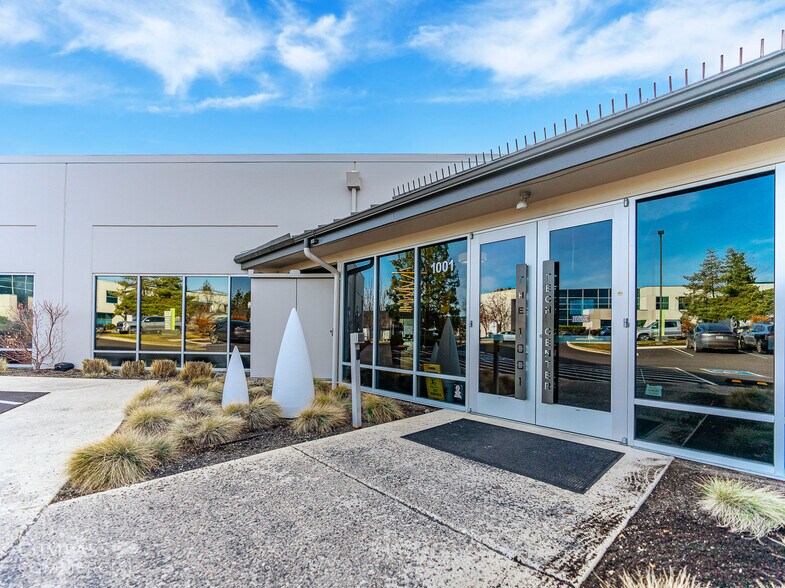 More Photos Of 1001 SW Emkay Dr, Bend Office For Sale