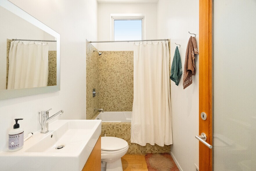 More Photos Of 120 Mildred Ave, Venice Loft Creative Space For Sale