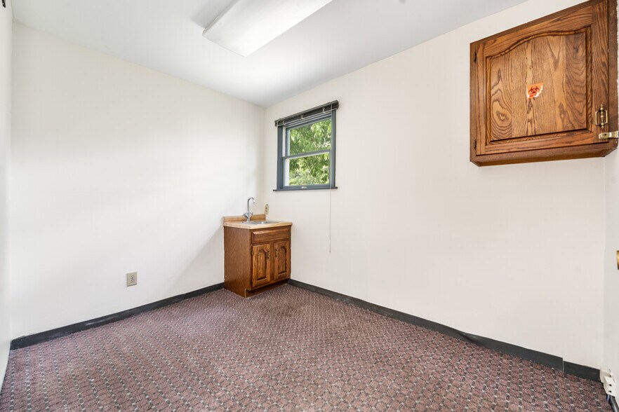 More Photos Of 10 Youell St, Florence Office For Sale