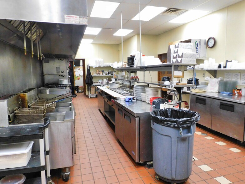 More Photos Of 5555 N Clark St, Monroe Center Restaurant For Sale