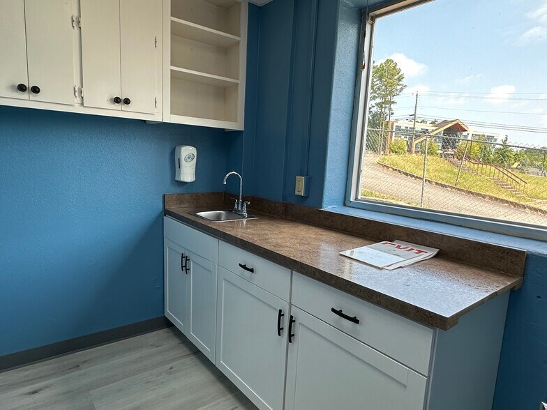 More Photos Of 1401 Applewood Dr, Dalton Medical For Lease