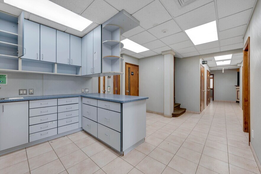 More Photos Of 73 W Merrick Rd, Valley Stream Veterinarian Kennel For Sale