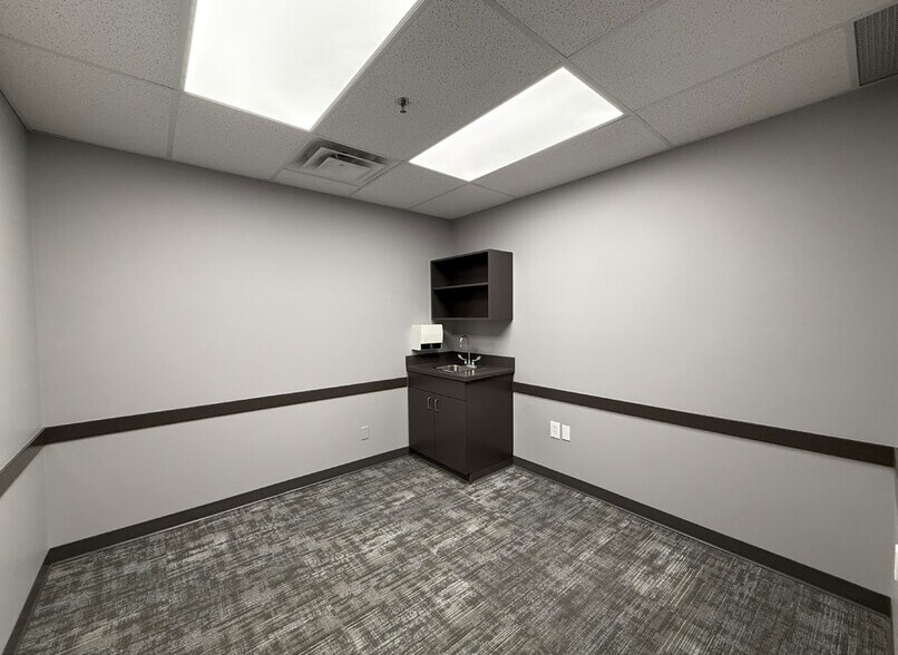 More Photos Of 2100 8th St E, Saskatoon Office For Lease