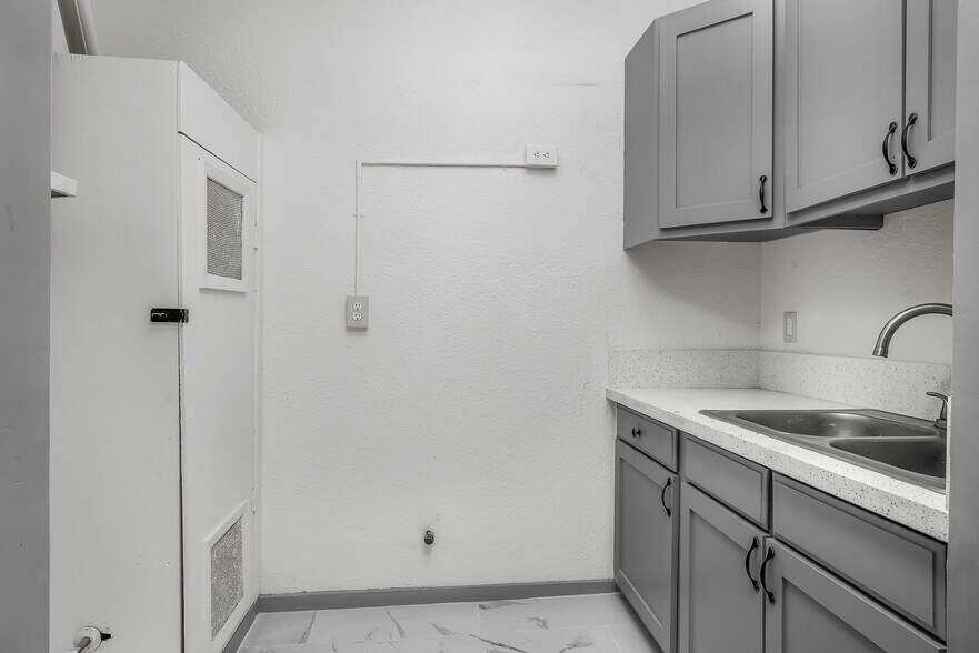 More Photos Of 123 S Westmoreland Ave, Los Angeles Apartments For Sale