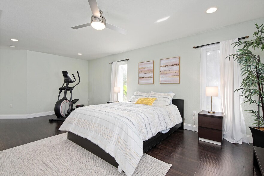 More Photos Of 185 Faubel St, Sarasota Specialty For Sale