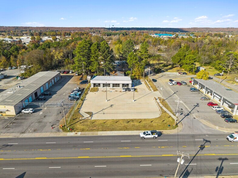 More Photos Of 1422 E Oak St, Conway Showroom For Sale