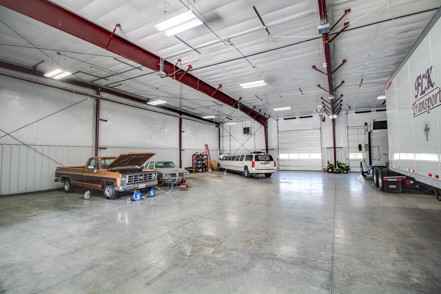 More Photos Of 300 Rou des Chateaux, Bethalto Parking Garage For Sale