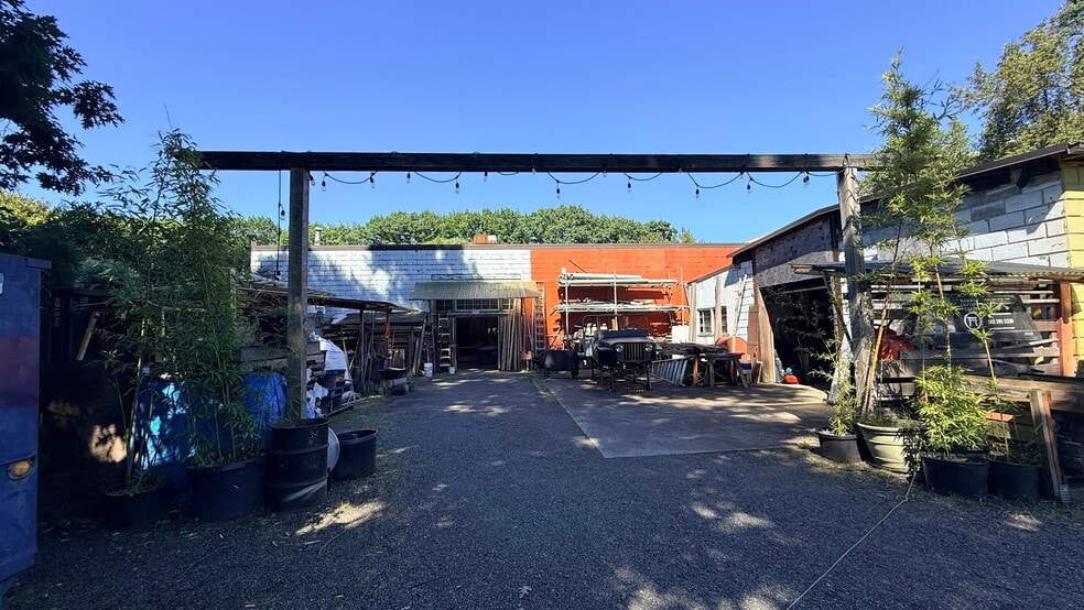 More Photos Of 2104 N Willis Blvd, Portland Auto Repair For Lease